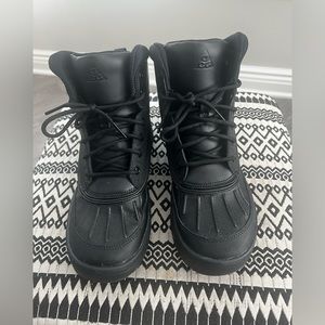 Youth Nike Snow Boots. Size 7. Black.